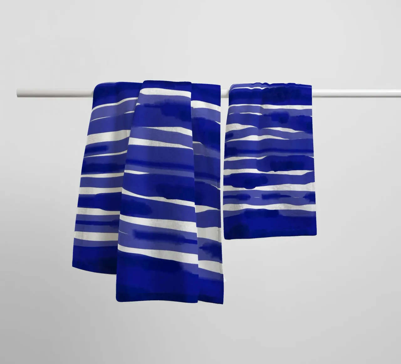 Striscia blu acquerello asciugamano da bagno da Kim Hubball Studio
