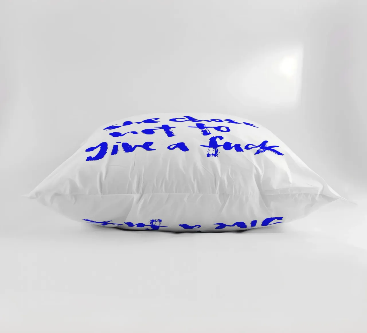 Not to give a f*** cuscino da Brushmeetspaper