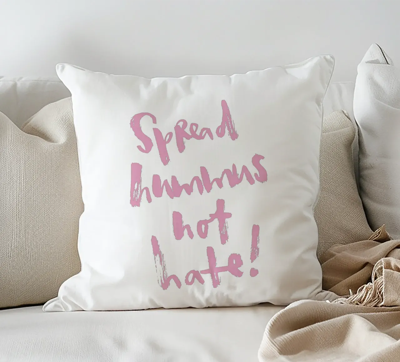 Spread hummus, not hate cuscino da Brushmeetspaper