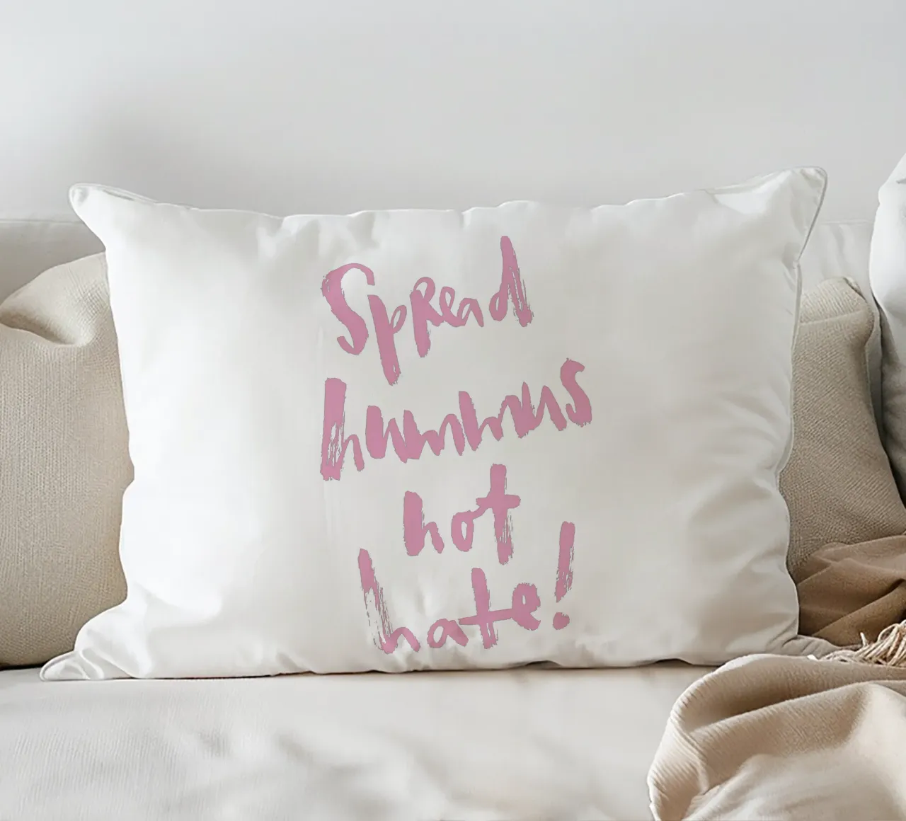 Spread hummus, not hate cuscino da Brushmeetspaper