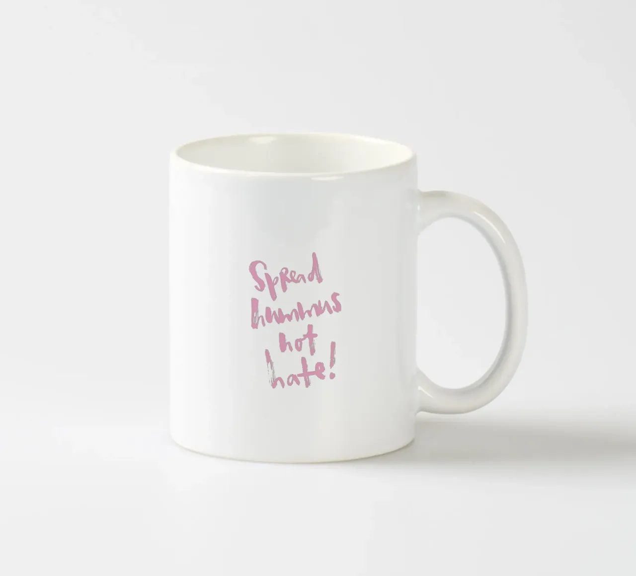 Spread hummus, not hate tazza in ceramica da Brushmeetspaper