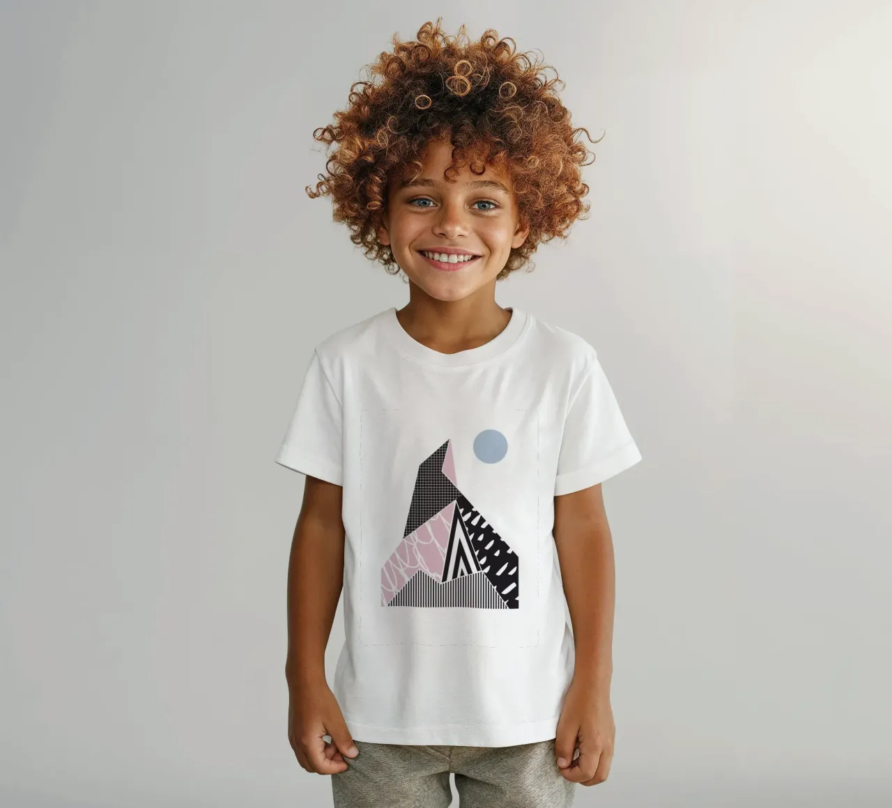 Modello geometrico di montagna t-shirt bambini da Kim Hubball Studio