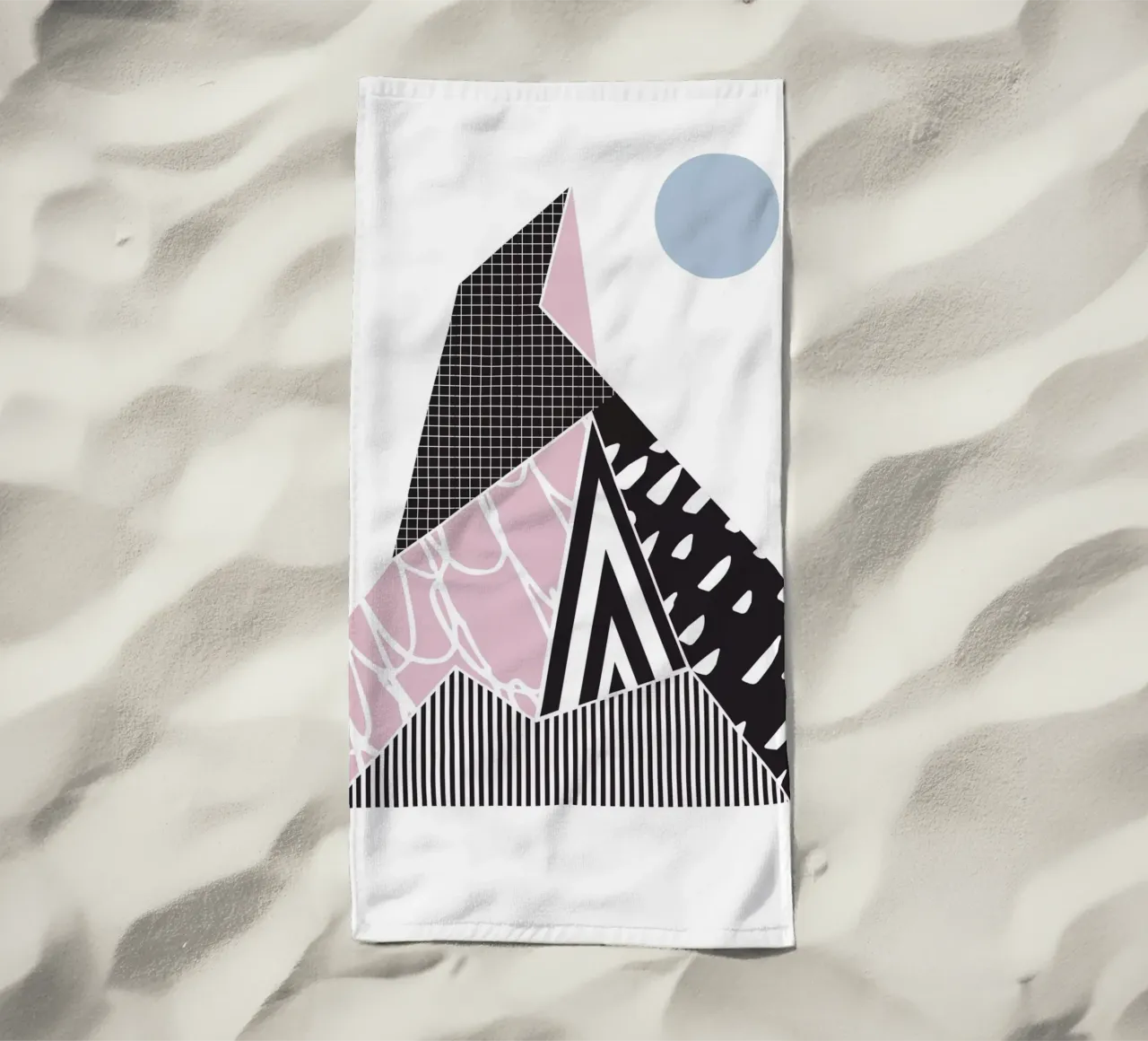 Geometrisch patroon berg strandhanddoek van Kim Hubball Studio