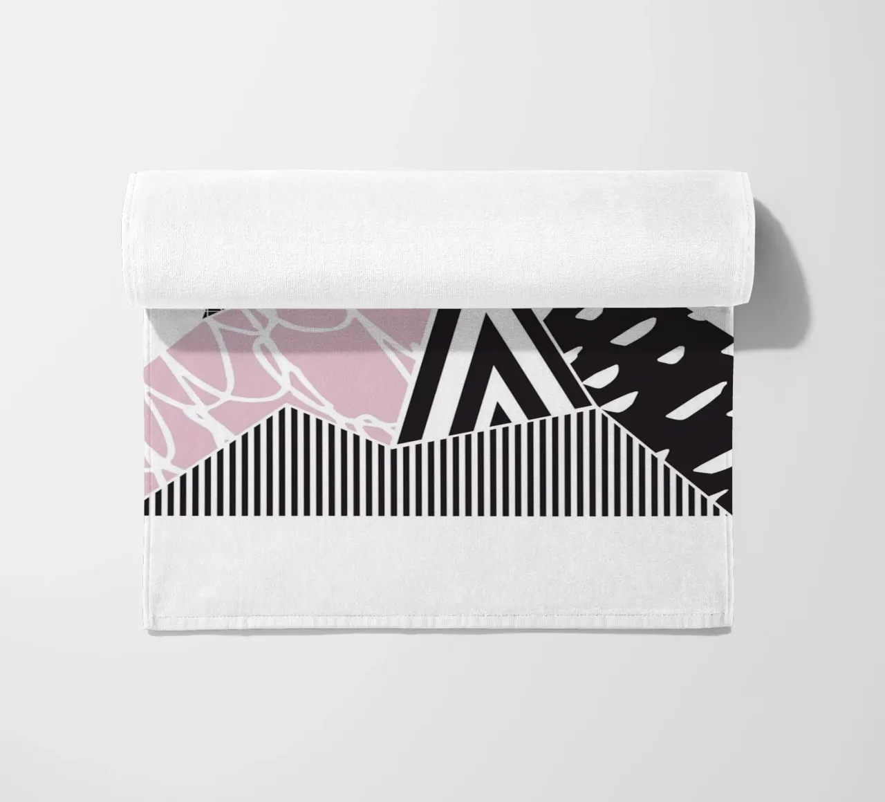 Geometrisch patroon berg strandhanddoek van Kim Hubball Studio