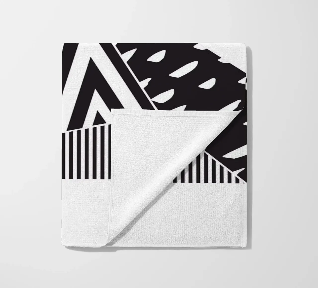 Geometrisch patroon berg strandhanddoek van Kim Hubball Studio