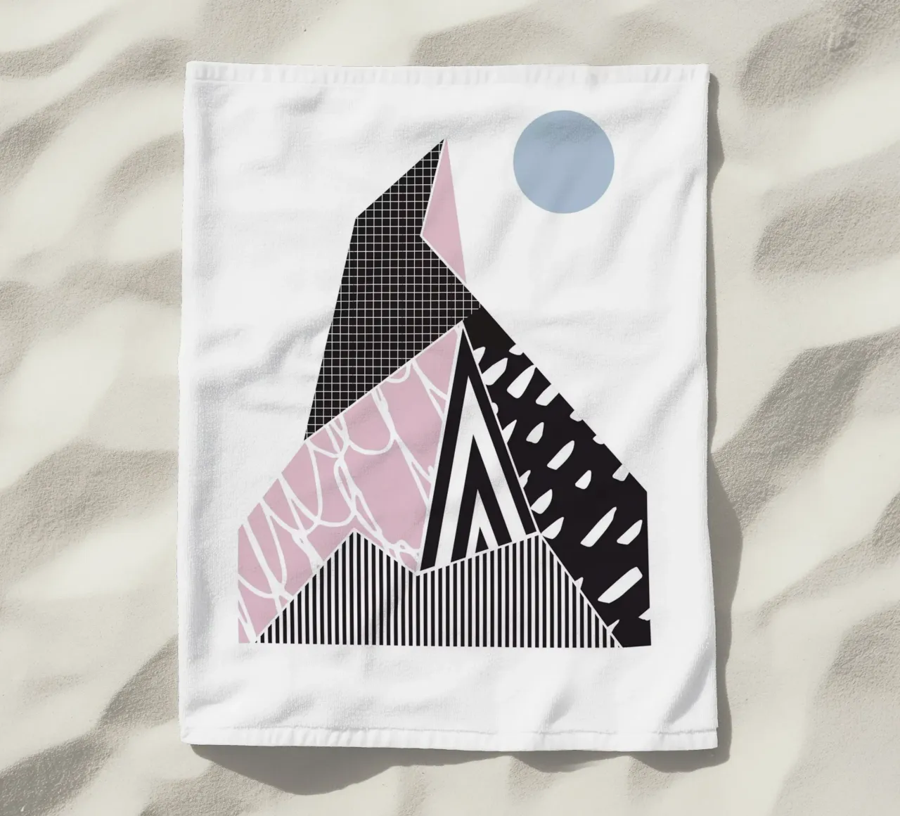 Geometrisch patroon berg strandhanddoek van Kim Hubball Studio