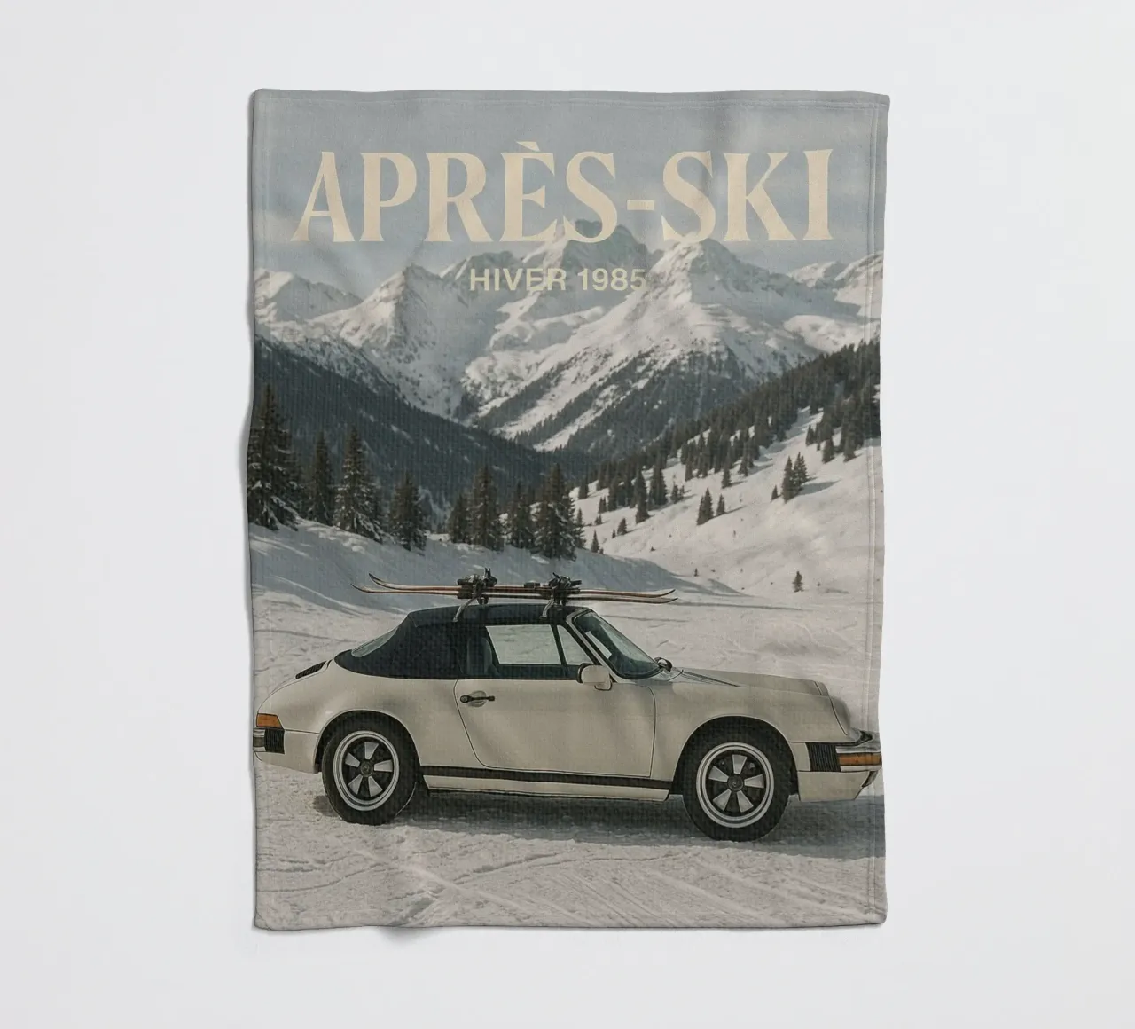 Oldtimer Après-Ski-Alpengebirge Oldtimer Fleecedecke von Dagmar Pels