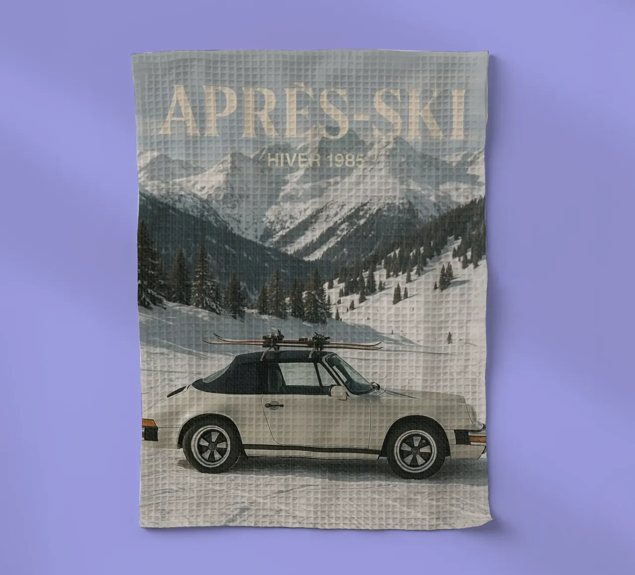 Oldtimer Après-Ski-Alpengebirge Oldtimer Geschirrtuch von Dagmar Pels