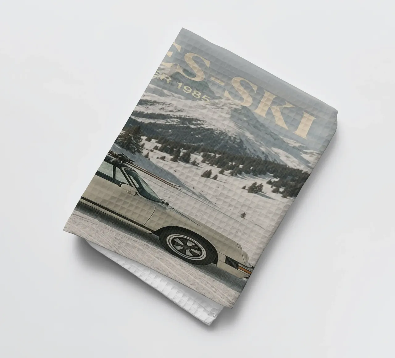 Oldtimer Après-Ski-Alpengebirge Oldtimer Geschirrtuch von Dagmar Pels