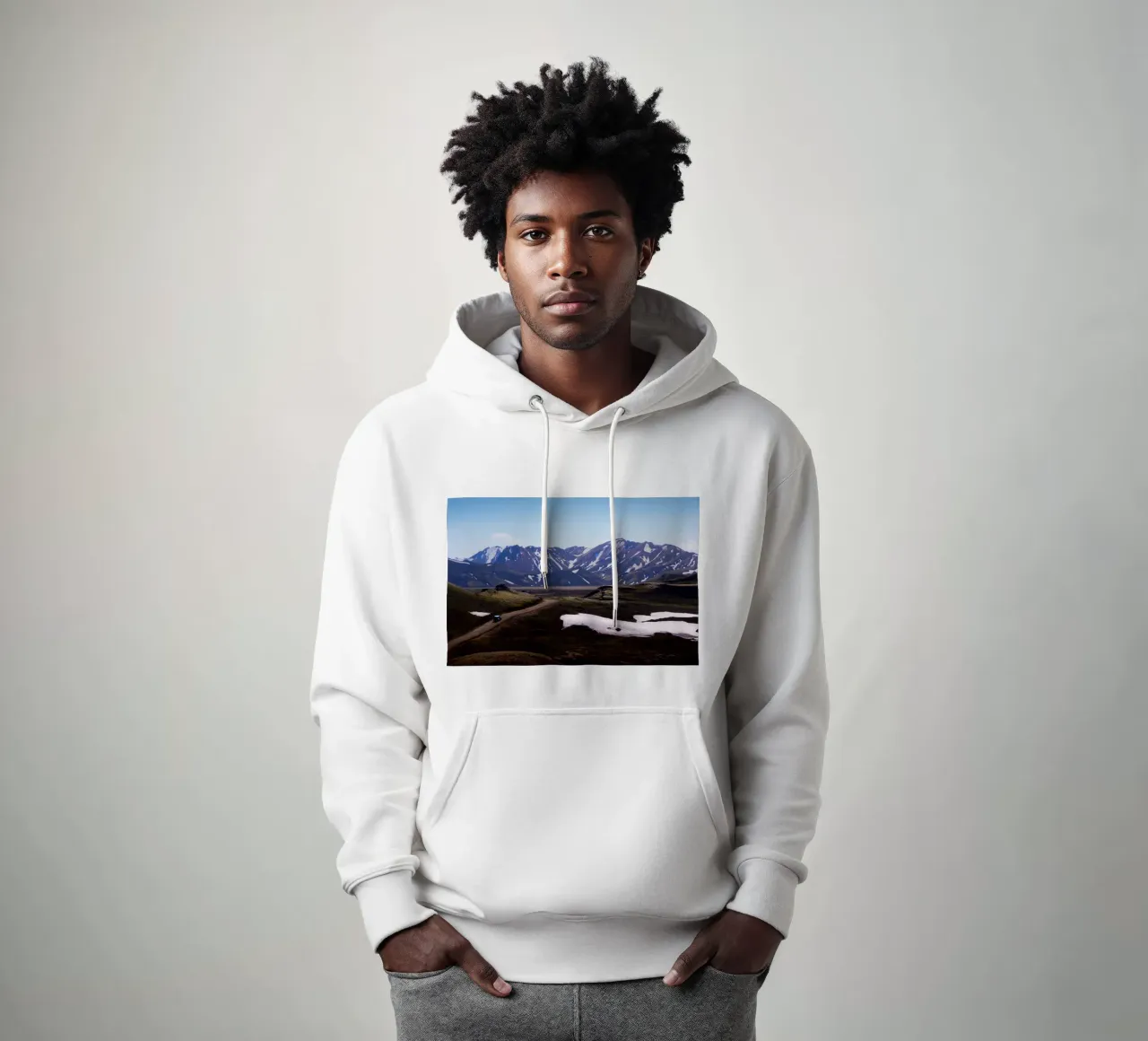 Road through epic mountain range felpa con cappuccio da Fjöllart