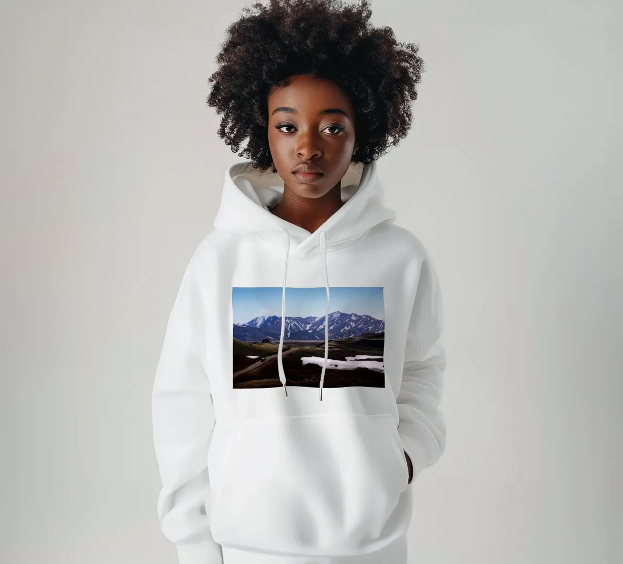 Road through epic mountain range felpa con cappuccio da Fjöllart