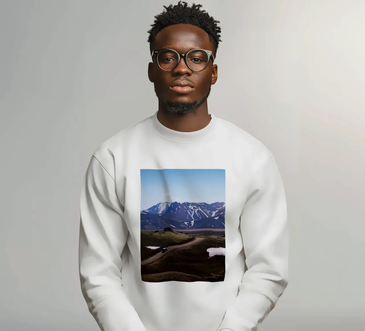 Road through epic mountain range felpa da Fjöllart