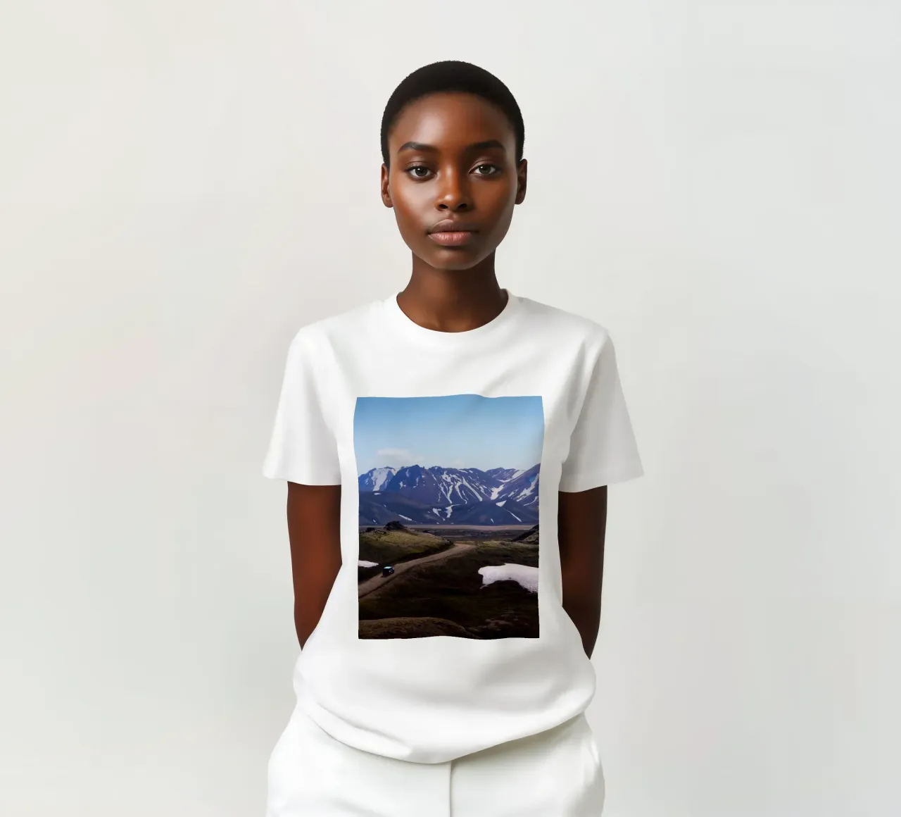 Road through epic mountain range t-shirt da Fjöllart