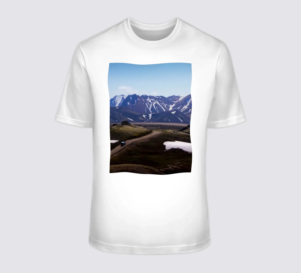 Road through epic mountain range t-shirt da Fjöllart