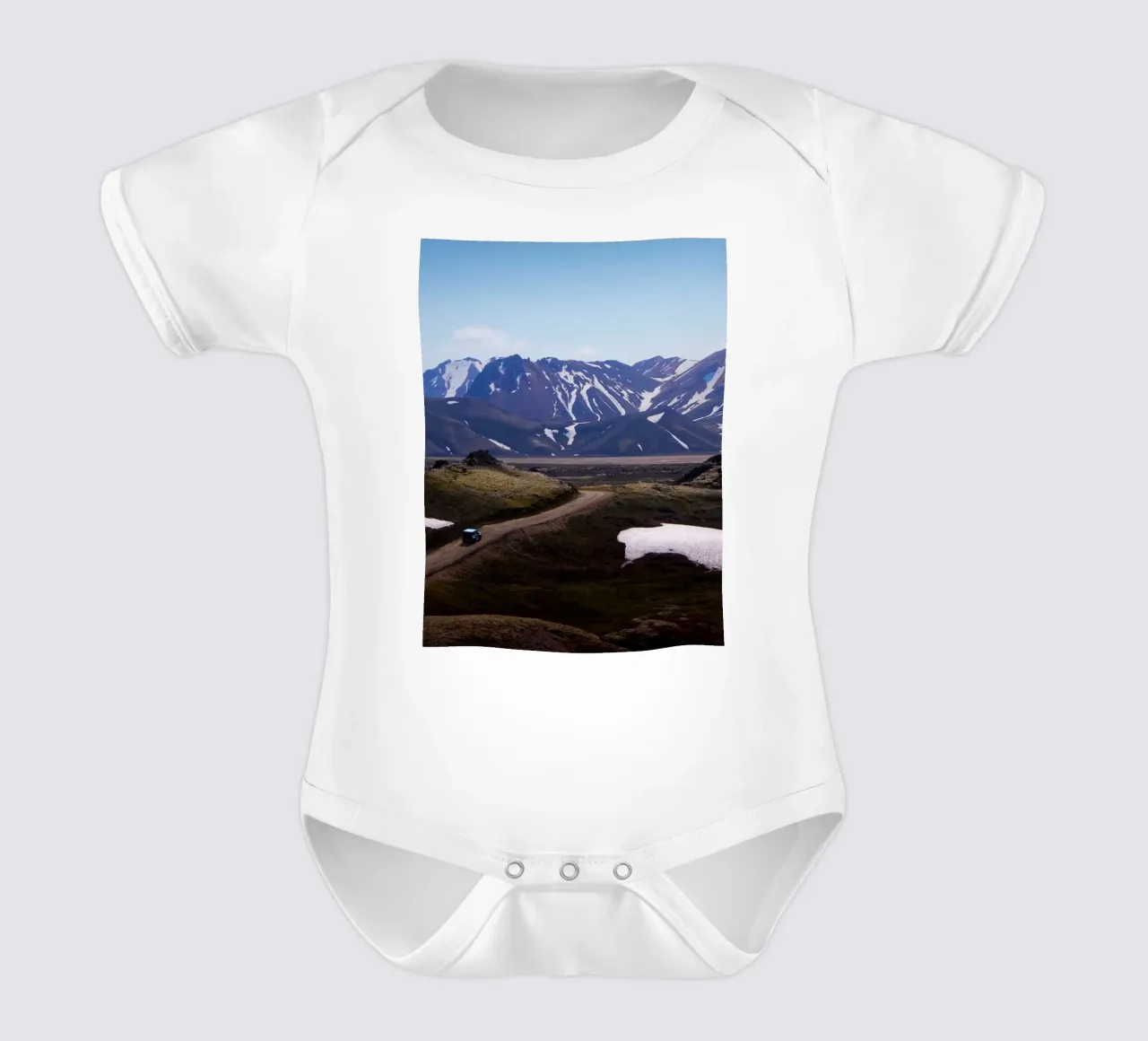 Road through epic mountain range body neonato maniche corte da Fjöllart