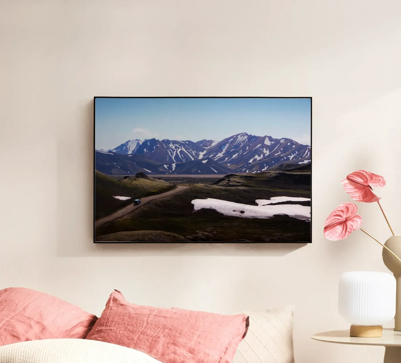 Road through epic mountain range plexiglas de Fjöllart