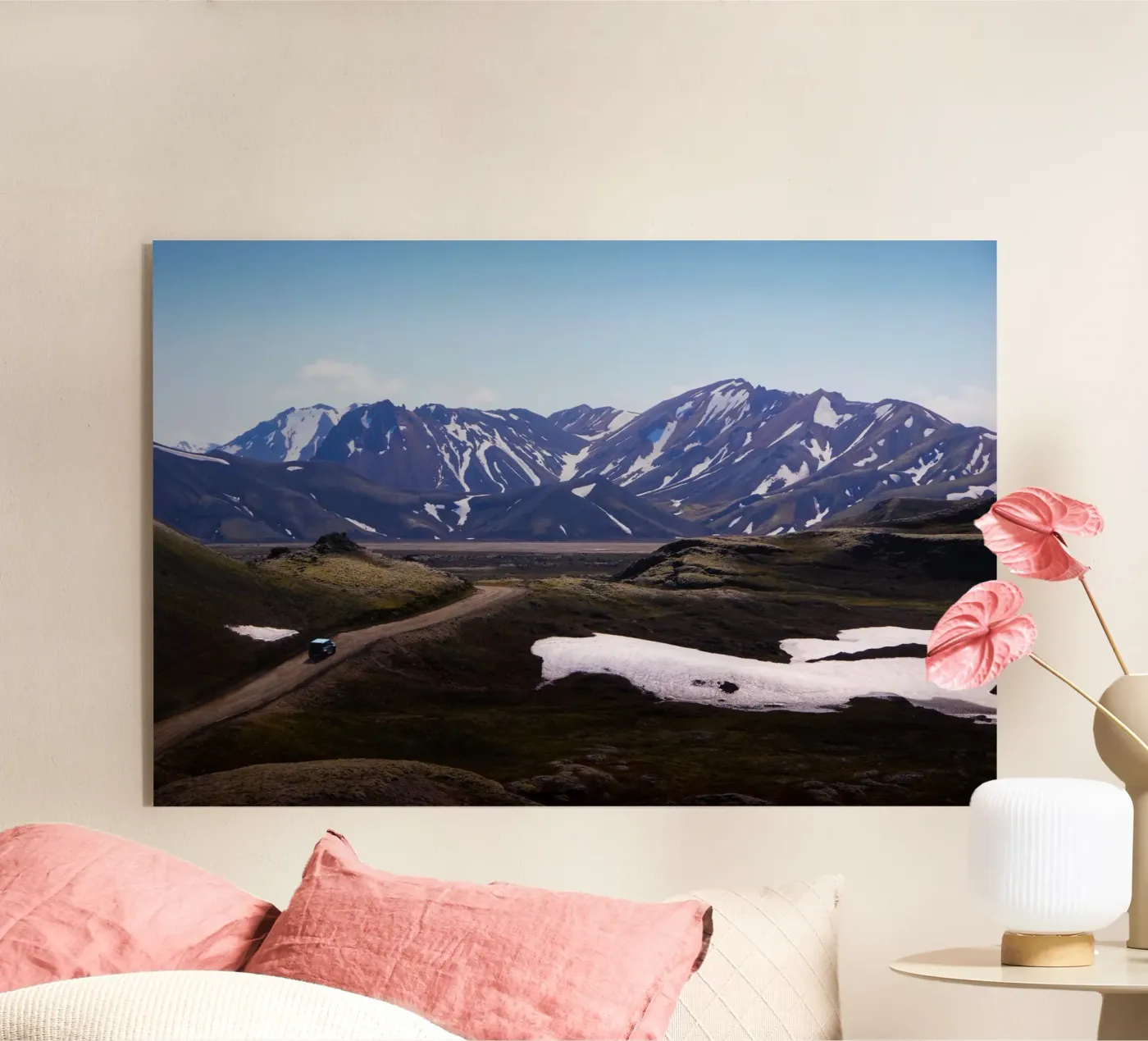 Road through epic mountain range plexiglas de Fjöllart