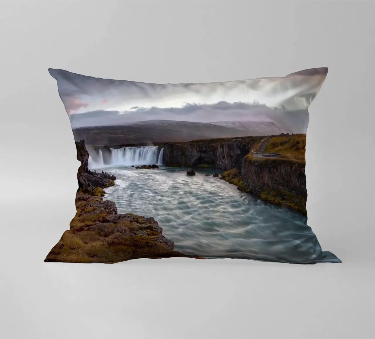 Scenic Goðafoss Waterfall cuscino da Fjöllart