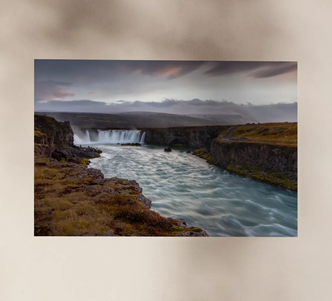Scenic Goðafoss Waterfall pellicola backlit da Fjöllart
