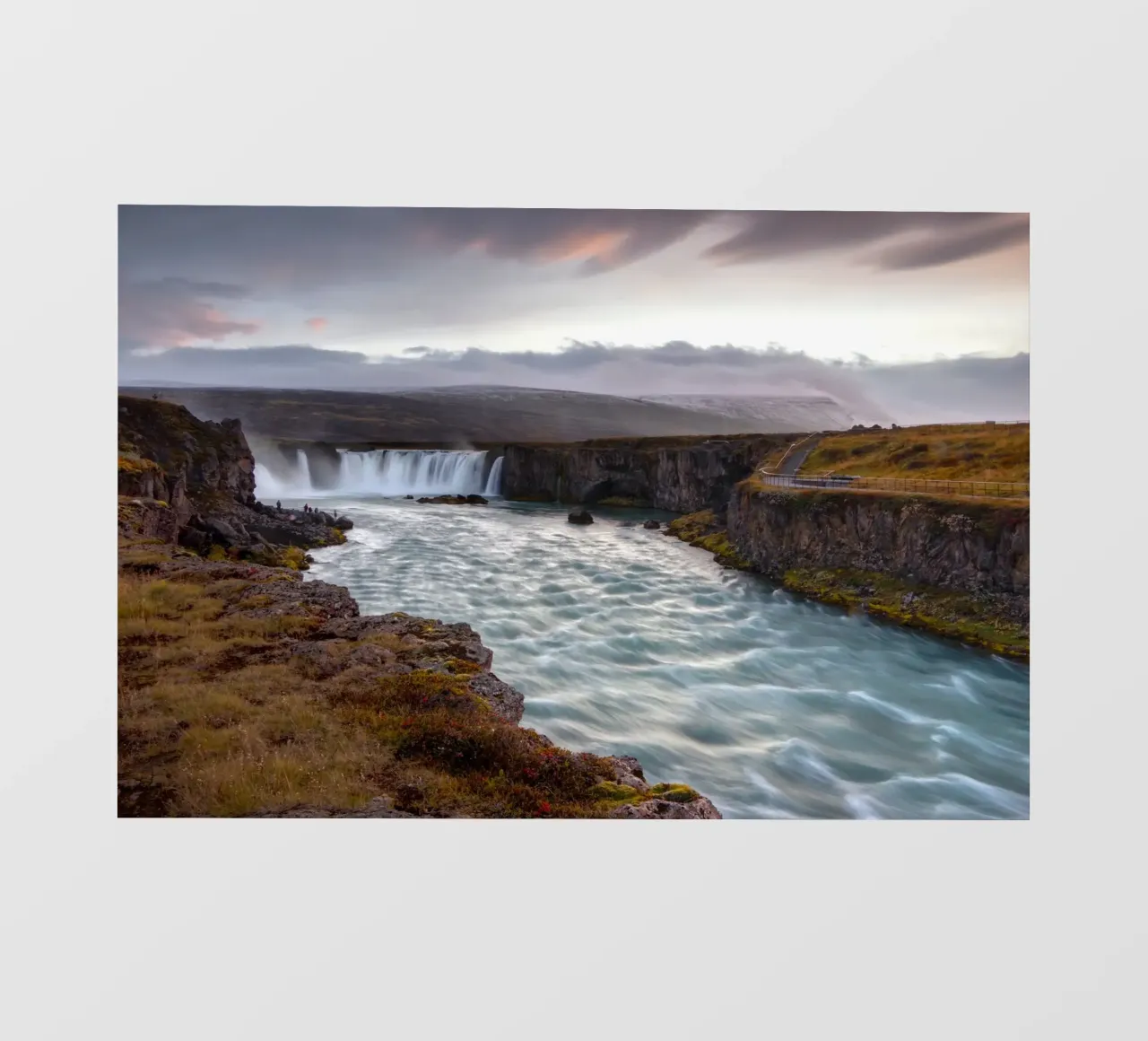 Scenic Goðafoss Waterfall pellicola backlit da Fjöllart