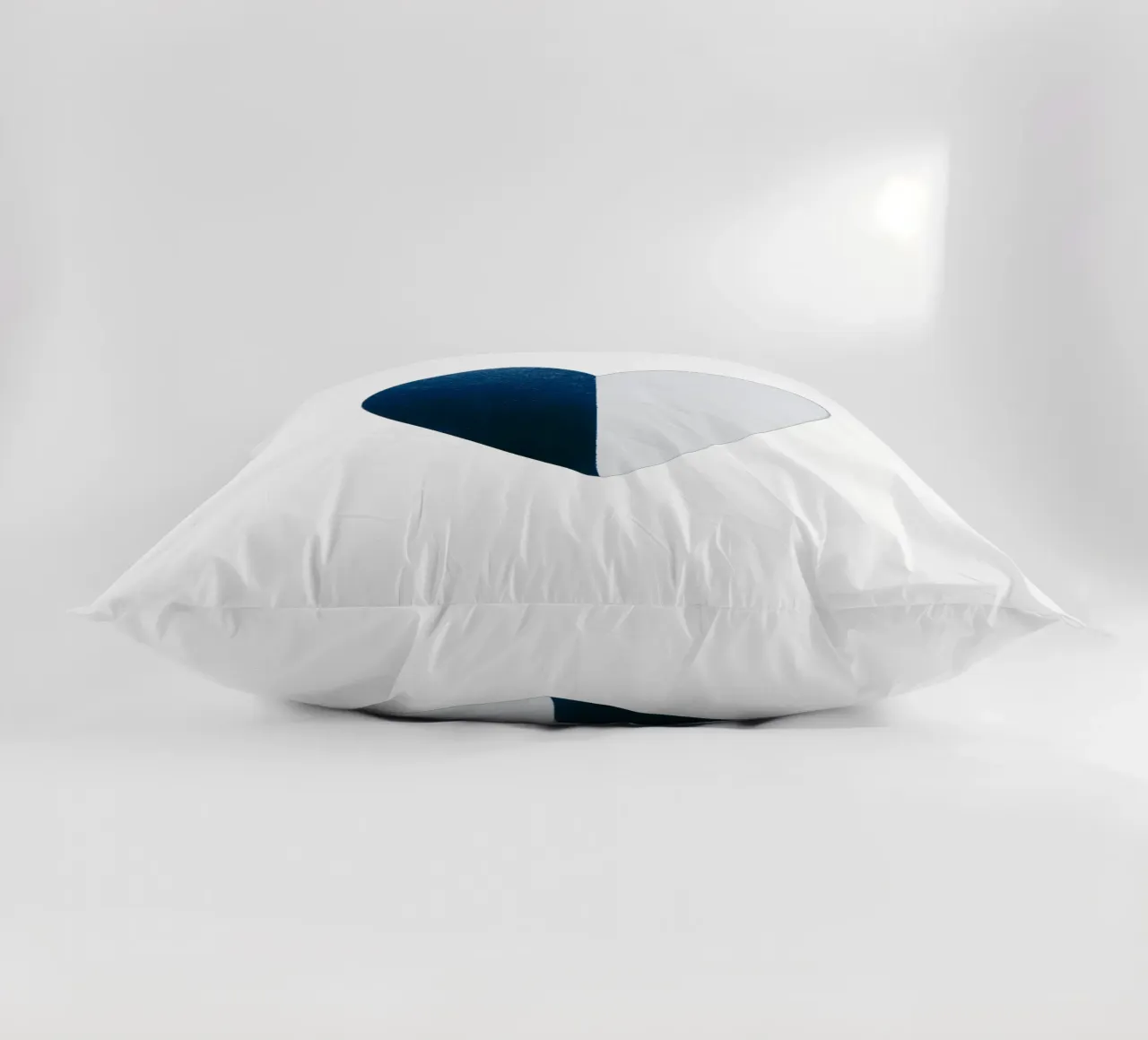 Cuore blu e bianco dipinto a mano cuscino da FABOArt