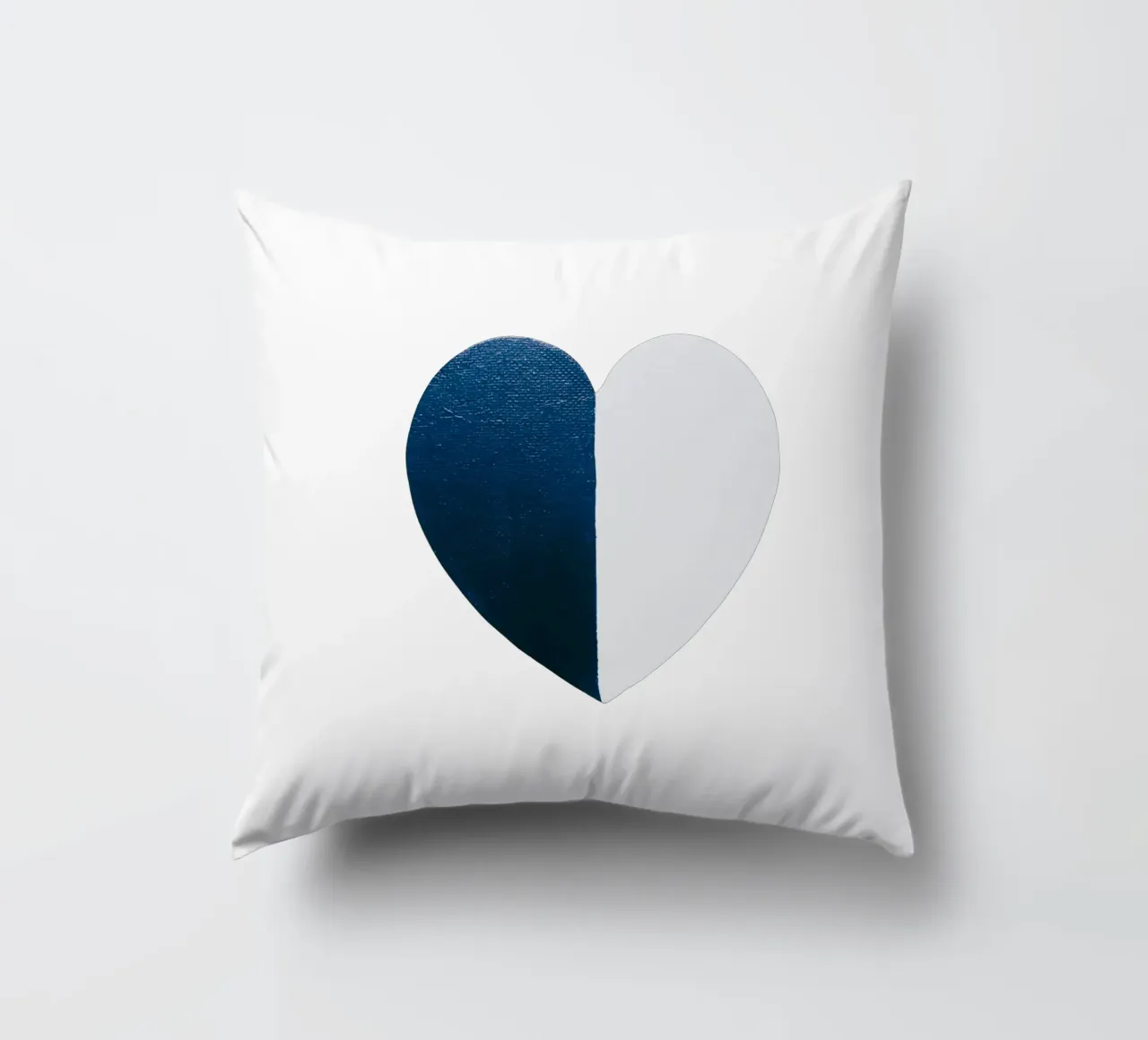 Cuore blu e bianco dipinto a mano cuscino da FABOArt