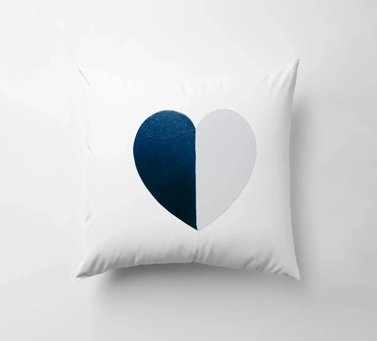 Cuore blu e bianco dipinto a mano cuscino da FABOArt