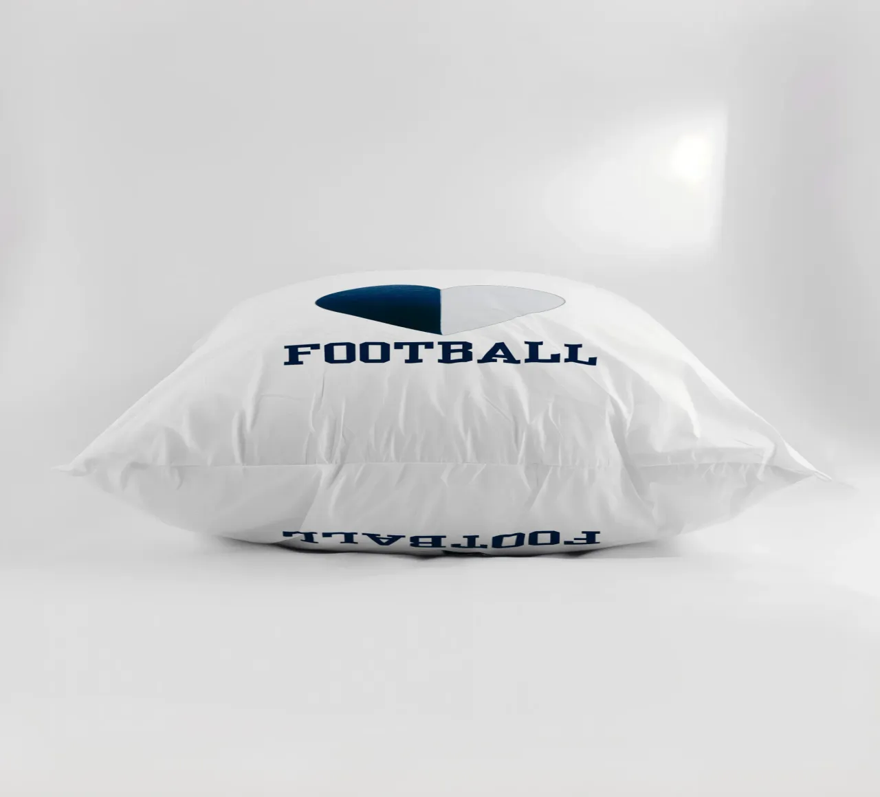 CALCIO Cuore dipinto di bianco e blu cuscino da FABOArt