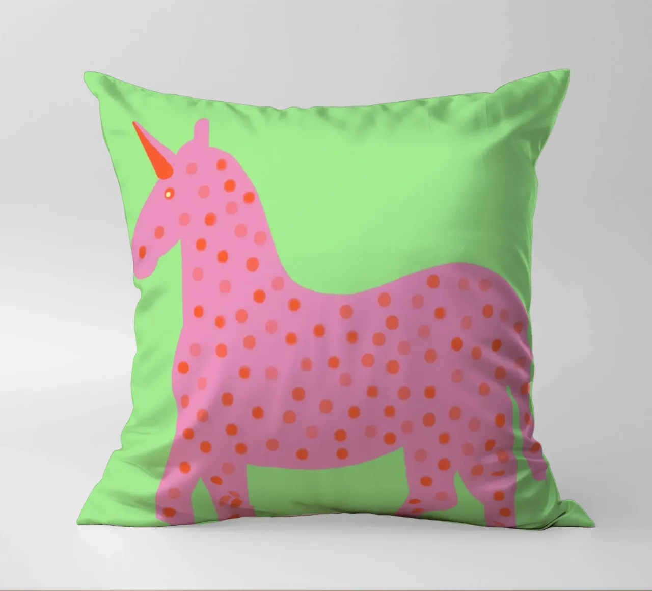 Douce licorne à pois coussin de Carinaprint