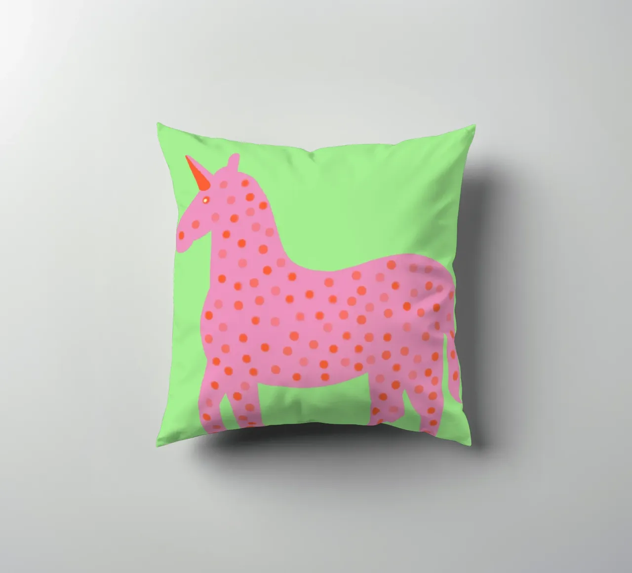 Douce licorne à pois coussin de Carinaprint