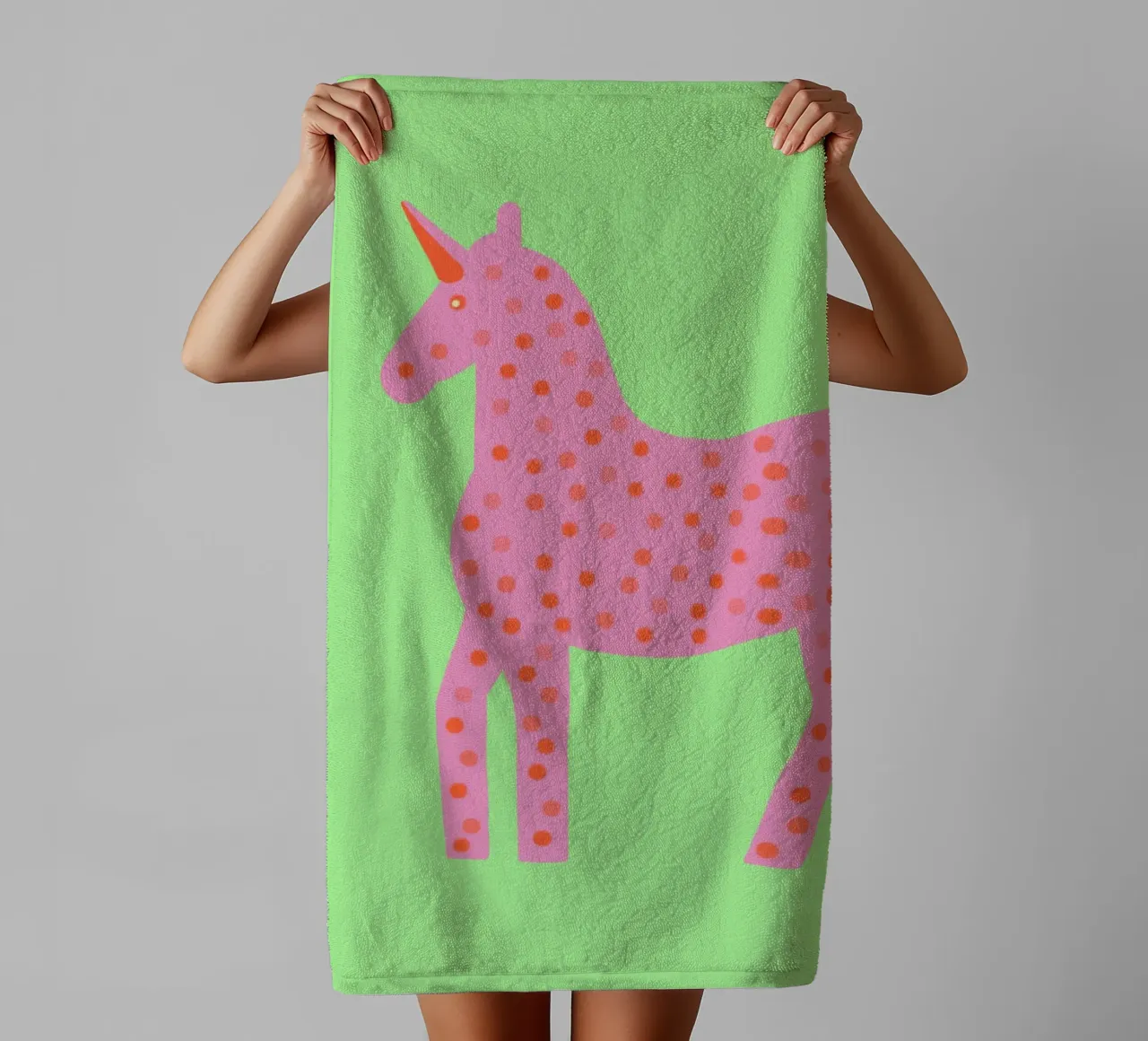 Un piccolo e grazioso unicorno asciugamano da bagno da Carinaprint