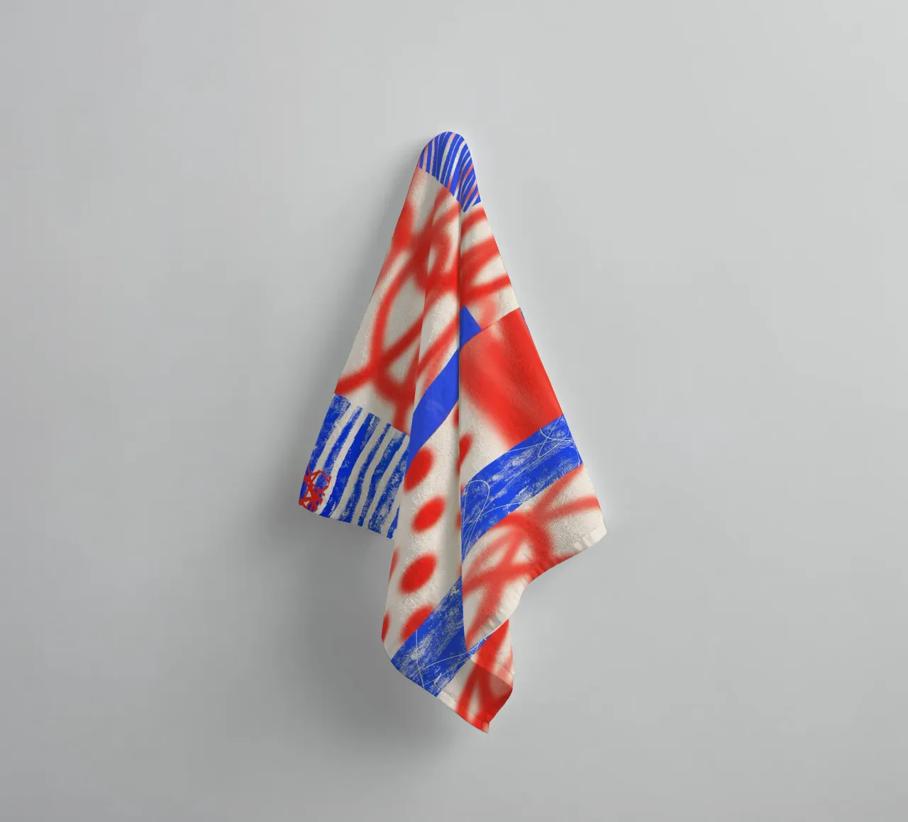 Red and Blue Abstract asciugamano da bagno da Kim Hubball Studio