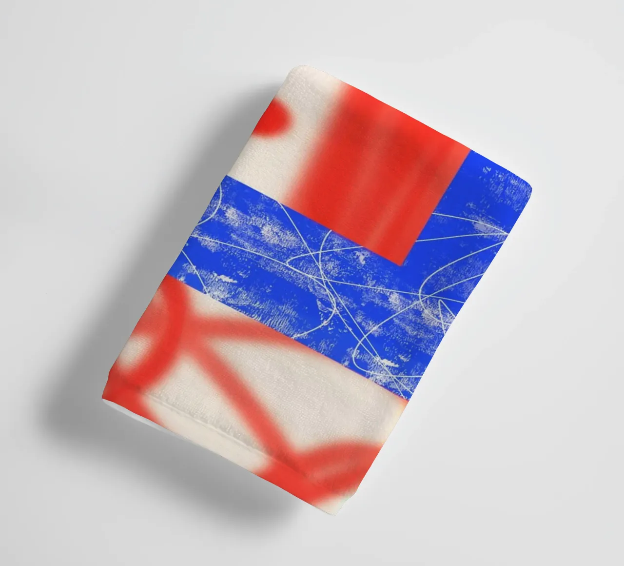 Red and Blue Abstract asciugamano da bagno da Kim Hubball Studio