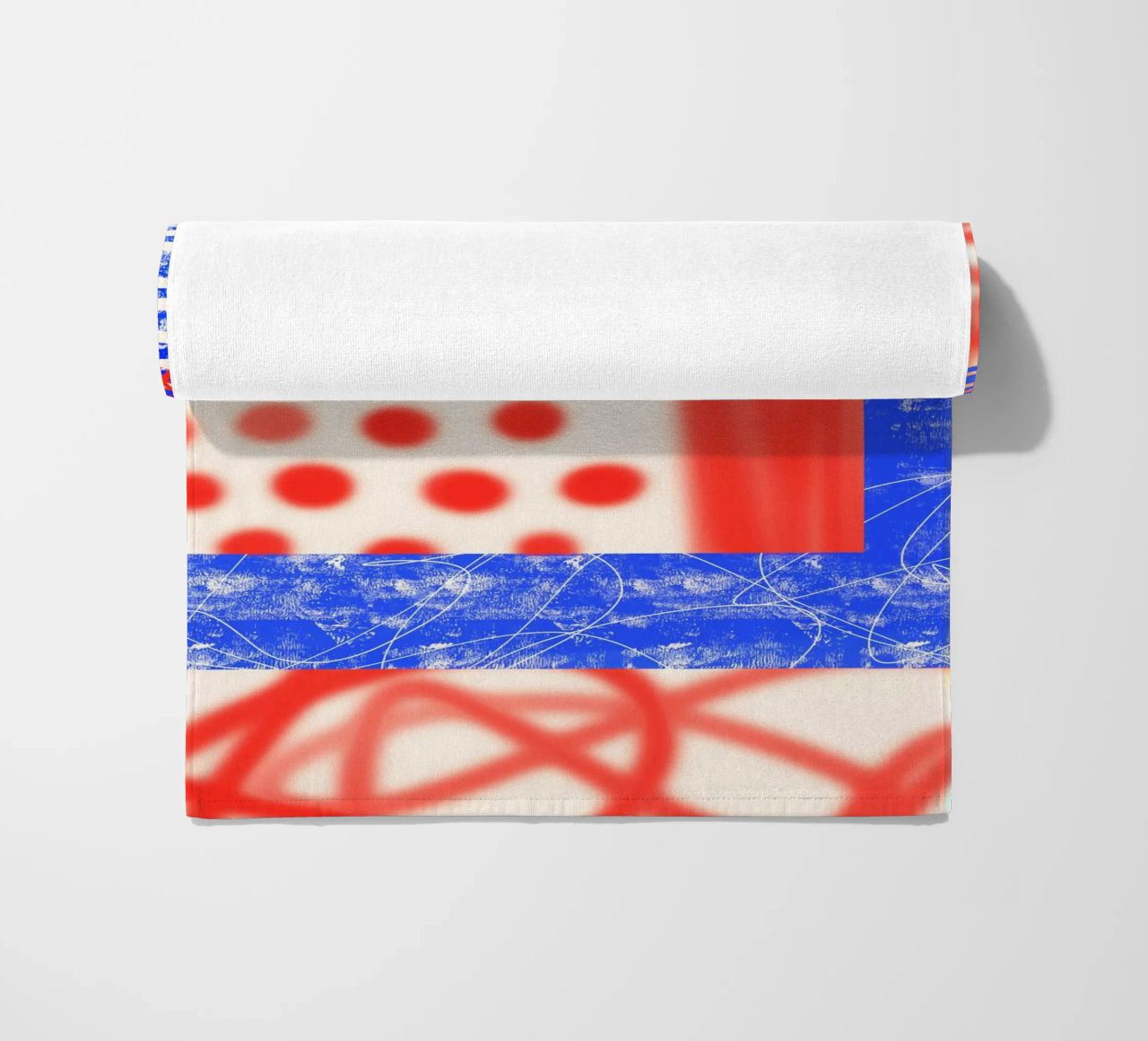 Red and Blue Abstract telo mare da Kim Hubball Studio