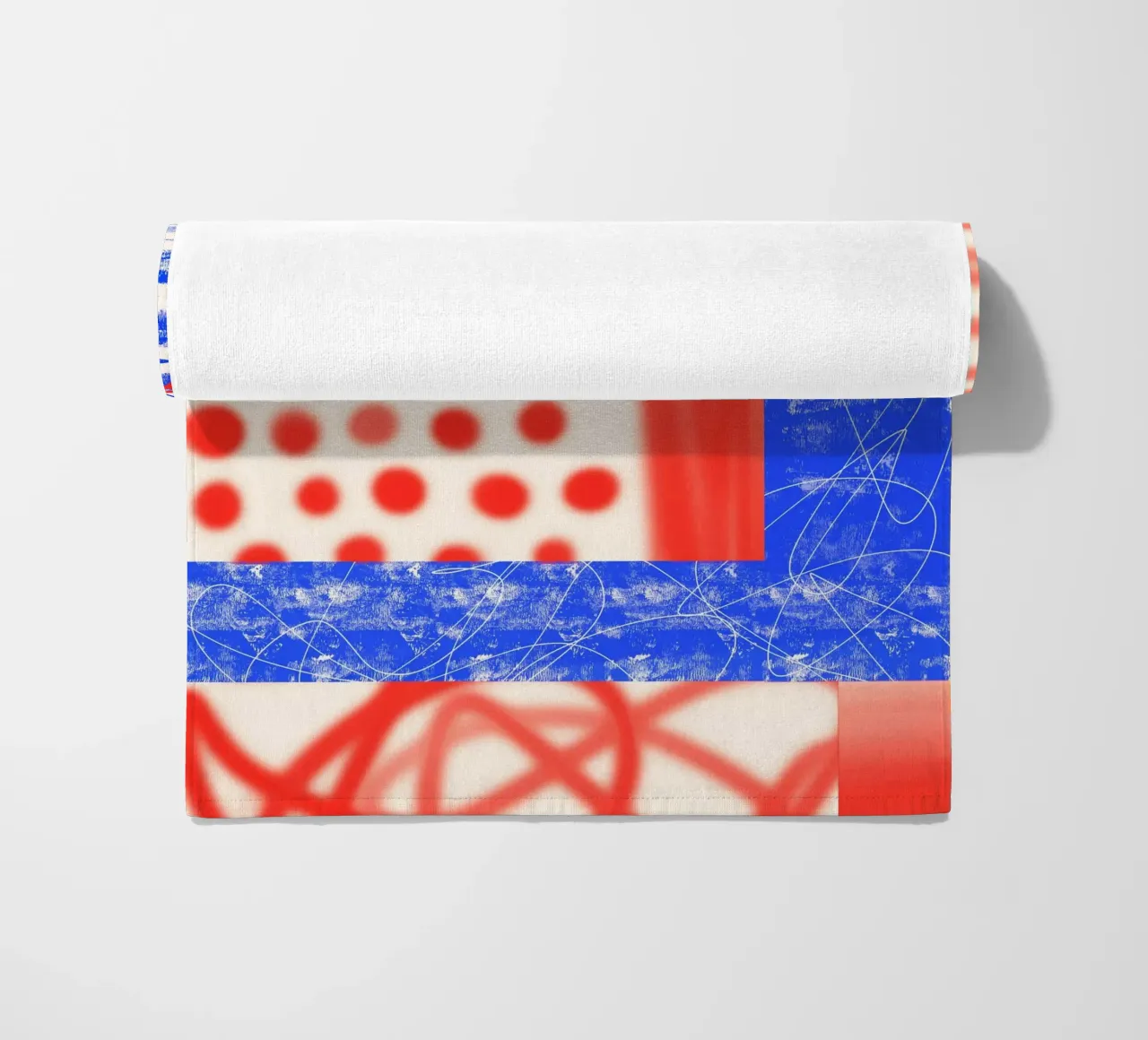 Red and Blue Abstract toalla de playa de Kim Hubball Studio
