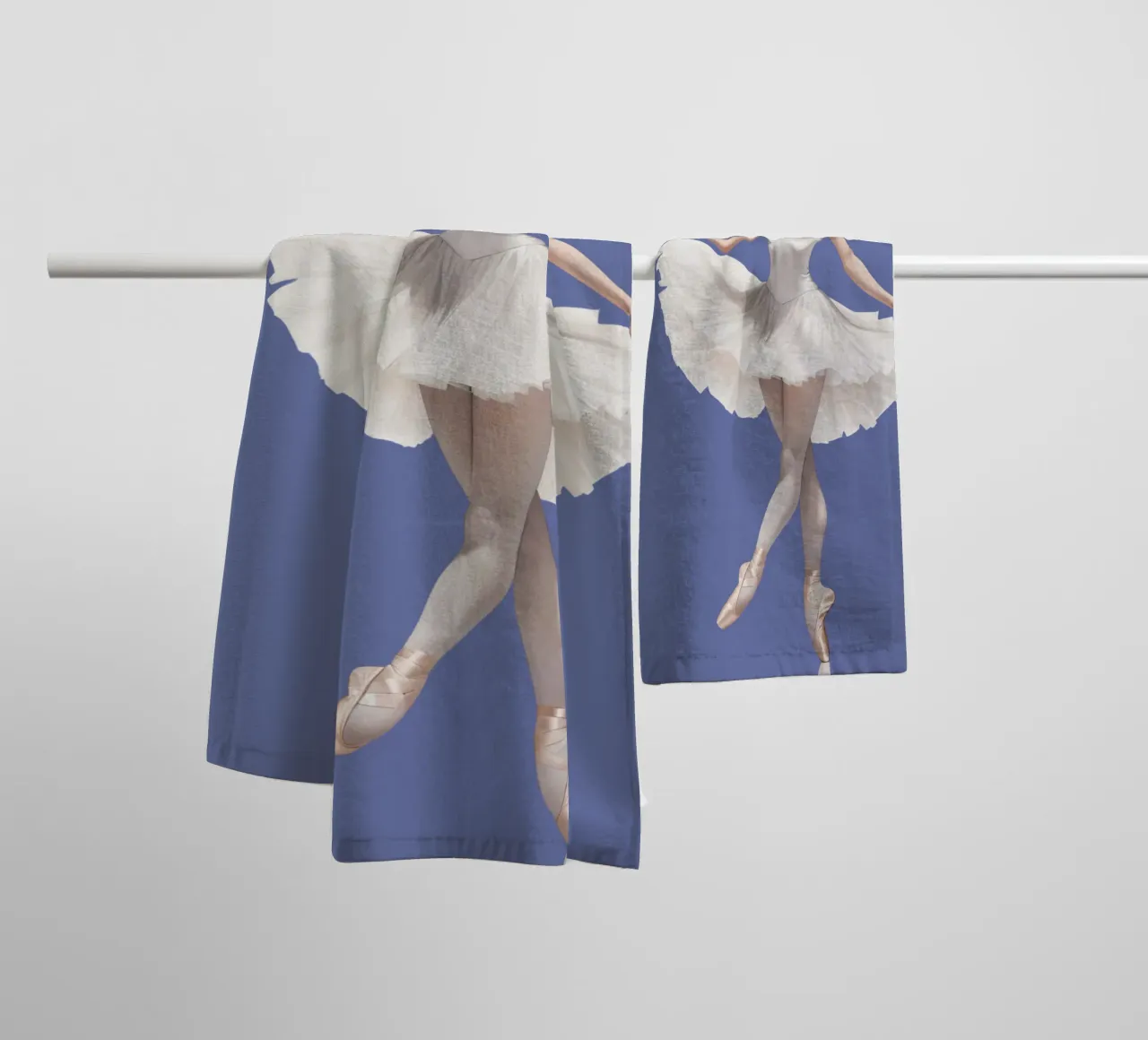 Ballerina con tutù e body bianco sulle punte asciugamano da bagno da DesignDoodle