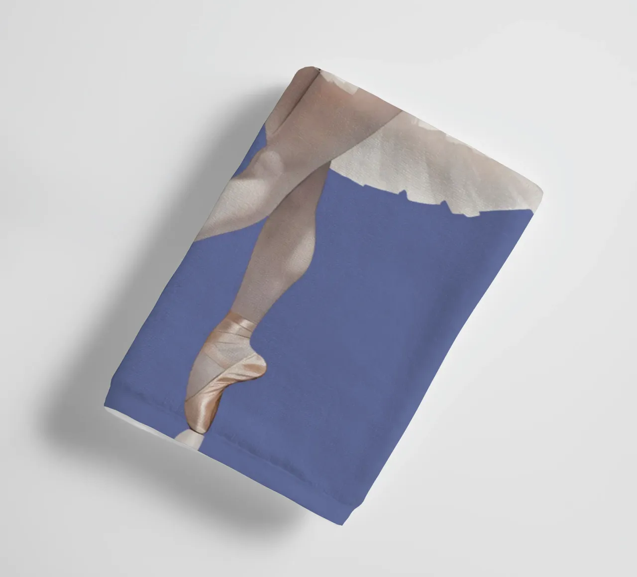 Ballerina con tutù e body bianco sulle punte asciugamano da bagno da DesignDoodle