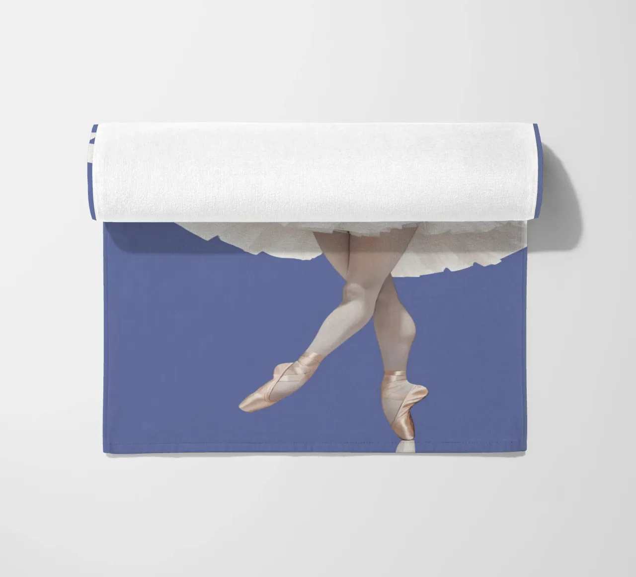Ballerina in witte tutu en maillot op spitzen strandhanddoek van DesignDoodle