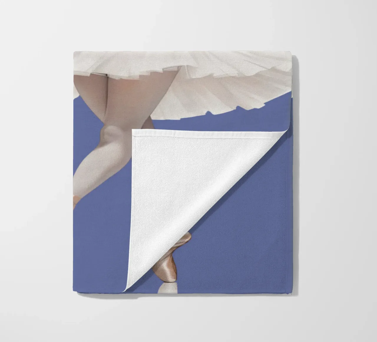 Ballerina in witte tutu en maillot op spitzen strandhanddoek van DesignDoodle