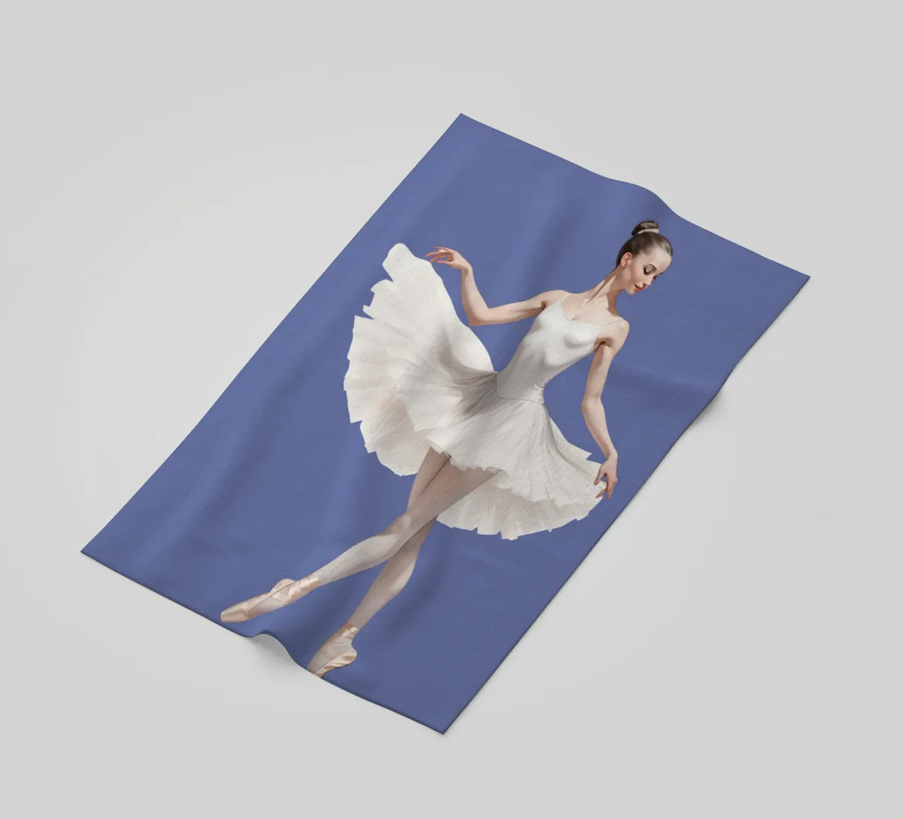 Ballerina in witte tutu en maillot op spitzen strandhanddoek van DesignDoodle