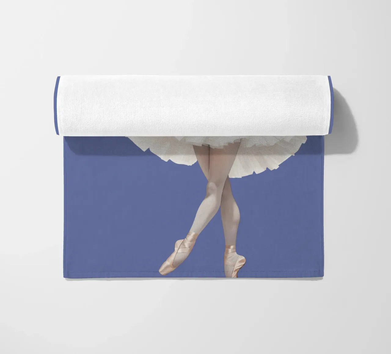 Ballerina in witte tutu en maillot op spitzen strandhanddoek van DesignDoodle