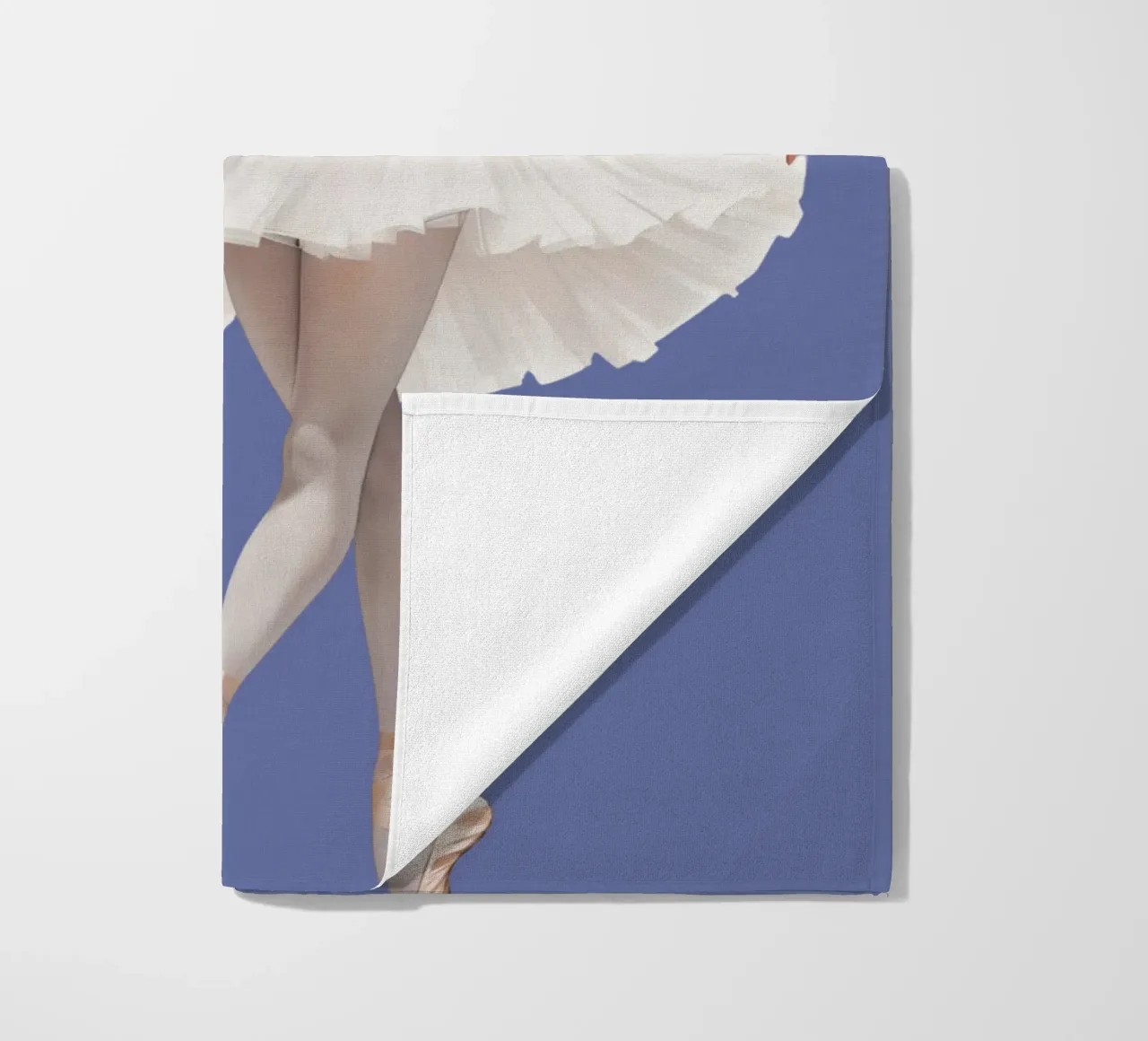 Ballerina in witte tutu en maillot op spitzen strandhanddoek van DesignDoodle