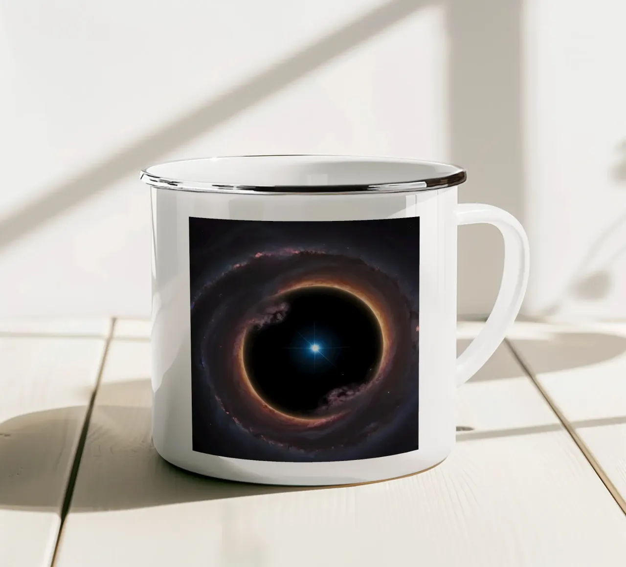 Buco nero con disco di accrescimento e stella tazza in smalto da DesignDoodle