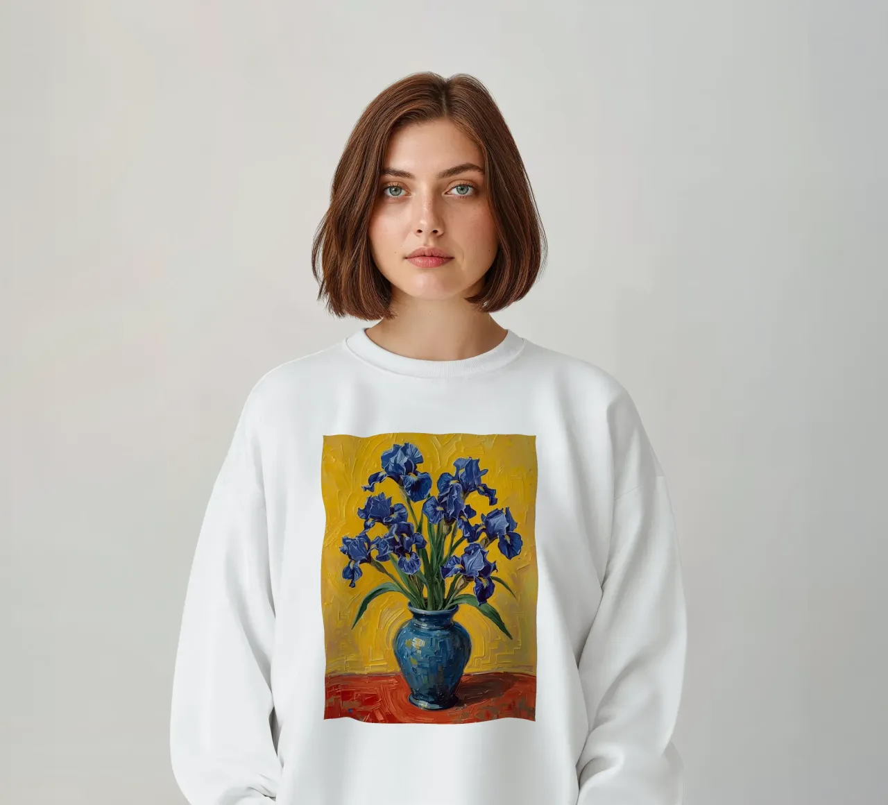 Iris blu in vaso blu su superficie rossa felpa da DesignDoodle
