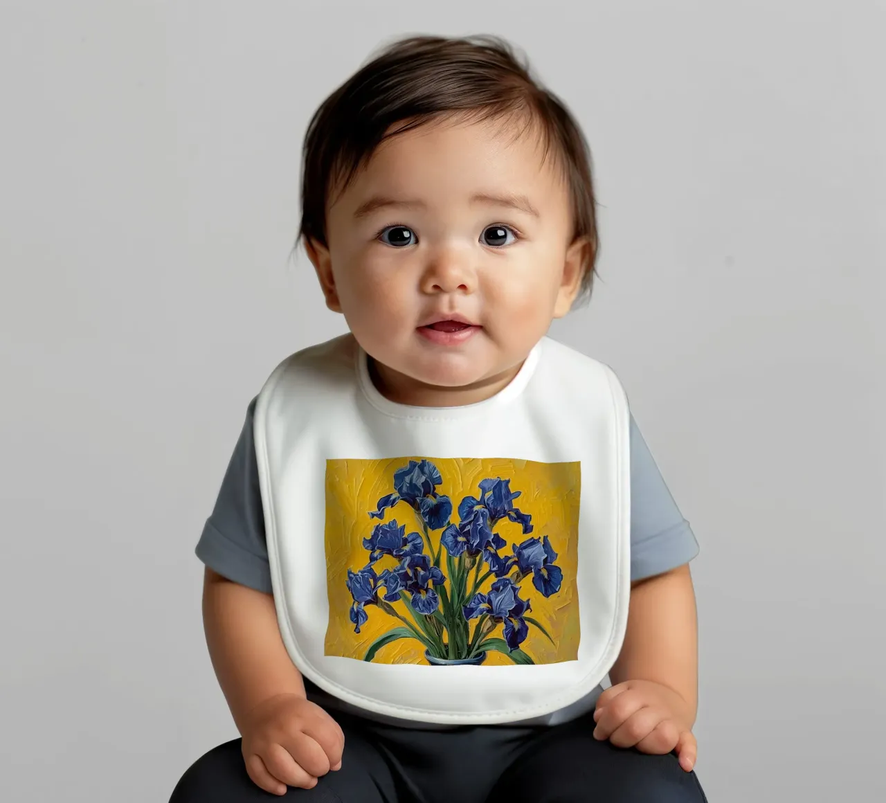 Blaue Schwertlilien in blauer Vase auf roter Oberfläche Babylätzchen von DesignDoodle