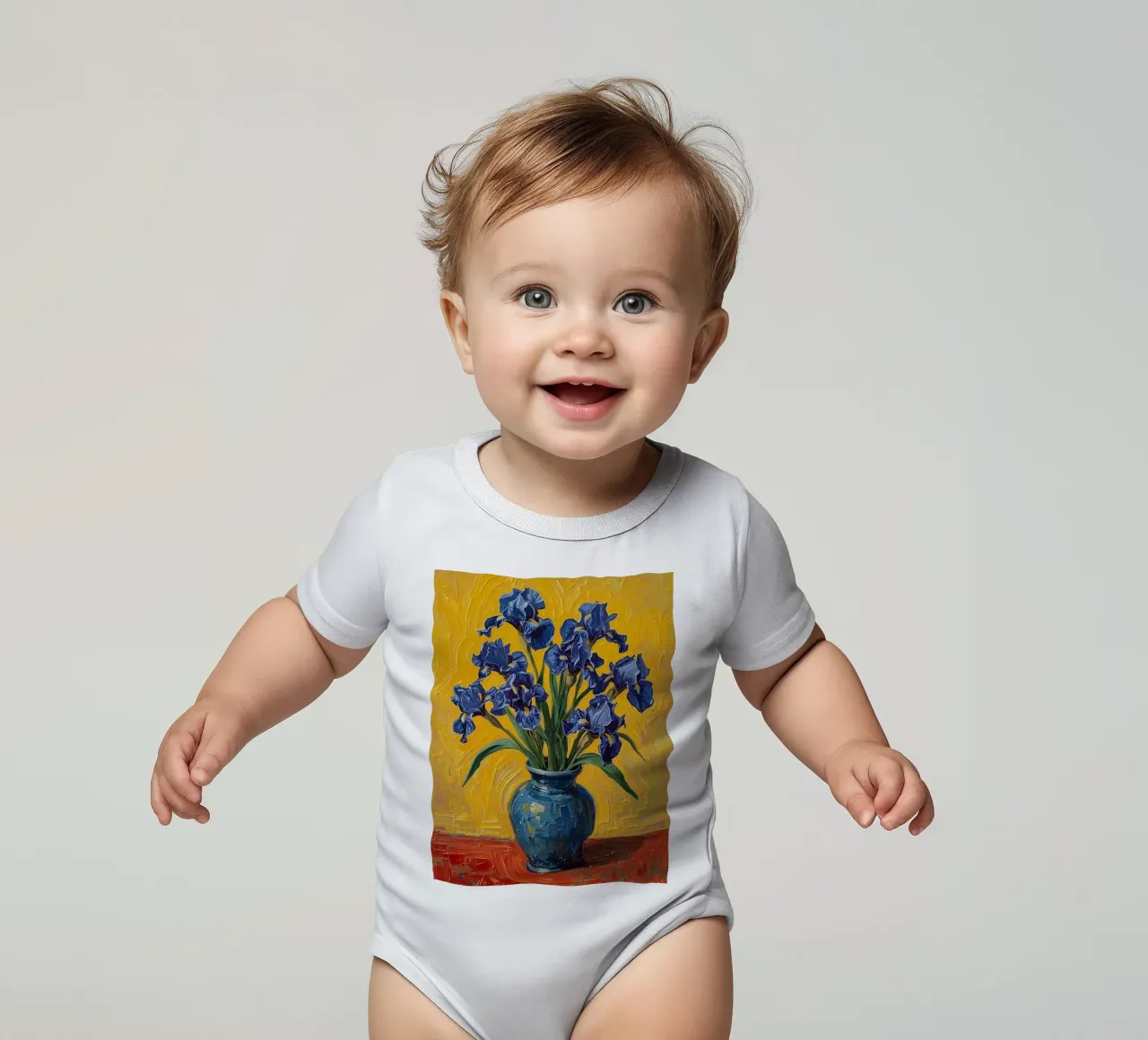 Blaue Schwertlilien in blauer Vase auf roter Oberfläche Kurzarm Babybody von DesignDoodle