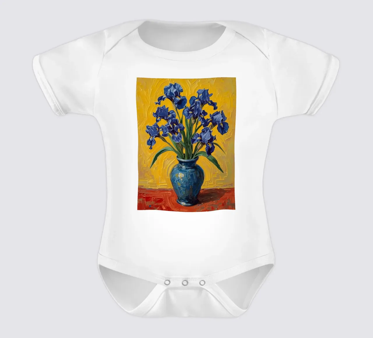 Blaue Schwertlilien in blauer Vase auf roter Oberfläche Kurzarm Babybody von DesignDoodle
