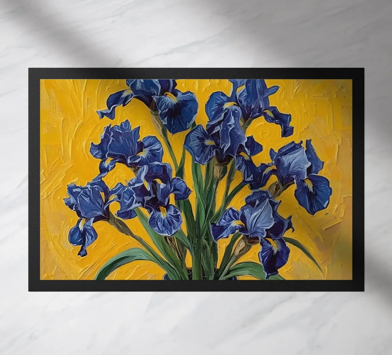 Iris bleus dans un vase bleu sur fond rouge paillasson de DesignDoodle