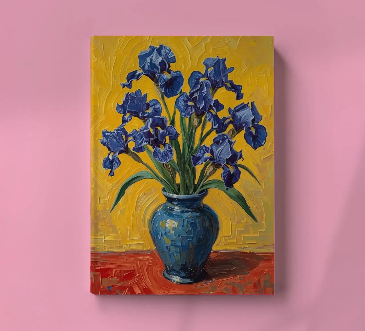 Iris bleus dans un vase bleu sur fond rouge carnet de notes de DesignDoodle