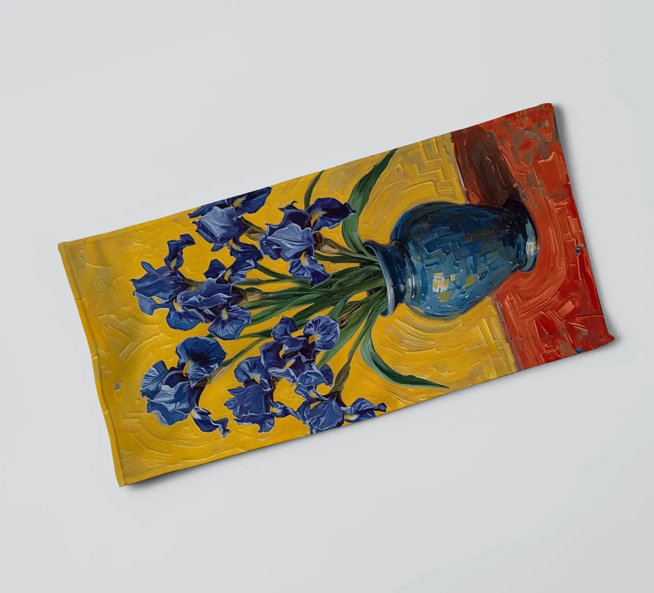 Blaue Schwertlilien in blauer Vase auf roter Oberfläche Handtuch von DesignDoodle